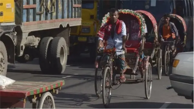ঢাকার রাস্তায় রিকশা চালক