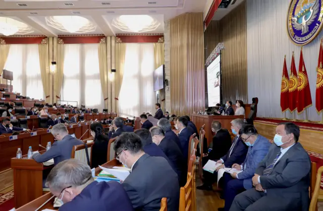 96 депутат өкмөттүн отчетун колдоо үчүн добушун берип, бешөө каршы чыкты