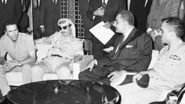 বাঁ থেকে লিবিয়ার মুয়াম্মার গাদ্দাফি, পিএলও নেতা ইয়াসির আরাফাত, মিশরের প্রেসিডেন্ট নাসের ও জর্ডনের বাদশাহ হোসেন