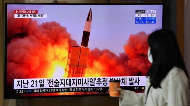 Пассажирка в сеульском метро смотрит телерепортаж о северокорейской ракетной программе. Новый перехватчик предназначен для уничтожения одиночных ракет из Ирана или КНДР