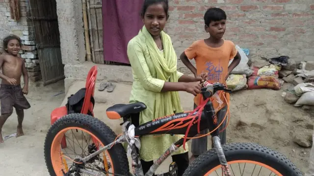 भेंट मिली साइकिल के साथ ज्योति