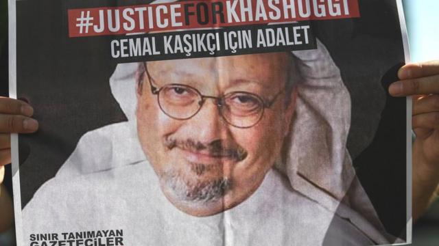 Foto de archivo que muestra un cartel que exige "Justicia para Khashoggi" en una protesta frente al consulado de Arabia Saudita en Estambul, Turquía, el 2 de octubre de 2020.