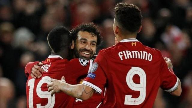 Mohammed Salah akumbatiwa na wachezaji wenzake baada ya kuilaza Roma 5-2