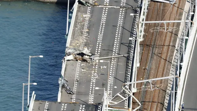 جزیرے کو زمین سے ملانے والے پل کا منظر