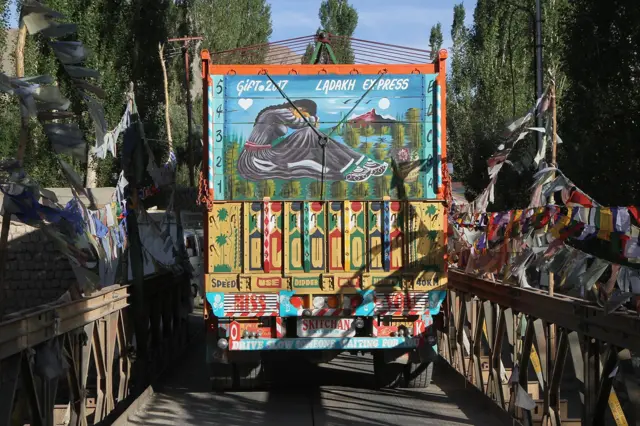 Romantični motiv krasi zadnju stranu kamiona u Lehu, Indija. Dekoracija vozila, pre svega kamiona u Indiji jednobraznija je u odnosu na Pakistan a upravo zadnja strana služi za prikazivanje monumentalnih scena. Osim toga, na indijskim kamionima neizostavan je detalj u vidu natpisa ’Horn Please’, odnosno ’Blow Horn’ u ovom slučaju.