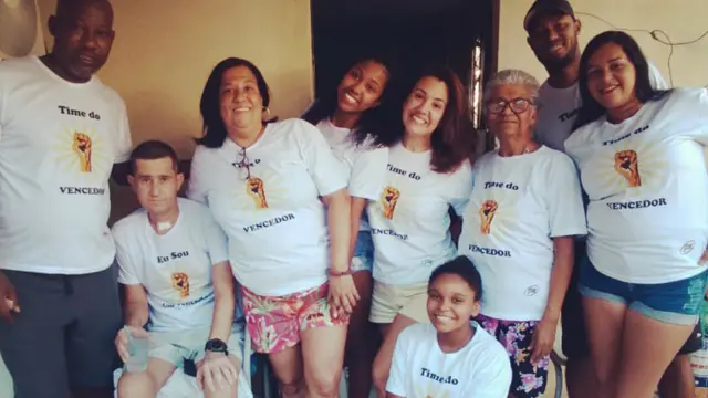 Diego Garcez (sentado) precisou voltar a morar com a família