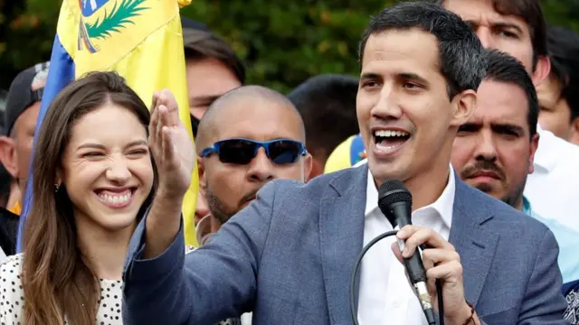 Juan Guaido kendisini geçici devlet başkanı ilan etti.