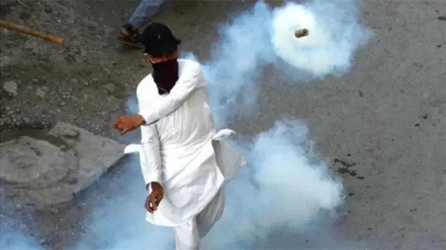 इमरान ख़ान की गिरफ़्तारी के बाद उनके समर्थकों और पुलिस के बीच झड़पें भी हुईं थीं