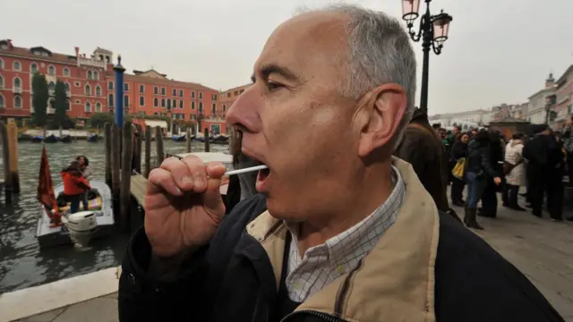 Мужчина берет мазок изо рта