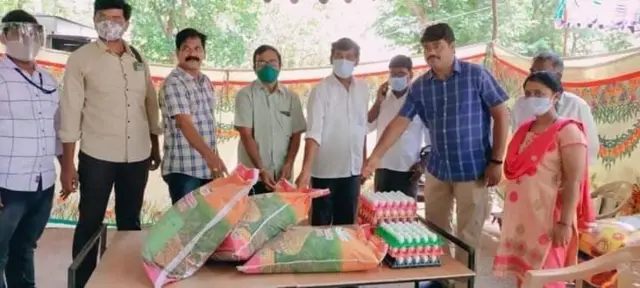 అనంతపురంలో సీపీఎం కోవిడ్ కేర్ సెంటర్‌కు కొందరు మీడియా ప్రతినిధులు కూడా తమ వంతు సహకారం అందించారు.