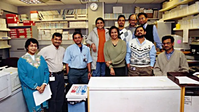 বুশ হাউসে বাংলা বিভাগ, ১৯৯৯: (বাঁ থেকে সামনের সারি) বিশাখা ঘোষ, মাসুদ খান, সাবির মুস্তাফা, মানসী বড়ুয়া, শাকিল আনোয়ার আর তীর্থঙ্কর বন্দ্যোপাধ্যায়। (বাঁ থেকে পেছনের সারি) ঈশানী দত্ত রায়, জুনায়েদ আহমেদ, আতিকুস সামাদ আর কৌশিক শঙ্কর দাস।