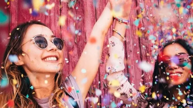 فتاة تعبر عن سعادتها