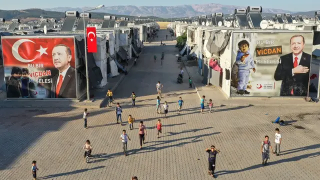 Сирию были вынужены покинуть миллионы людей. Часть из них приняла Турция и разместила в лагерях беженцев