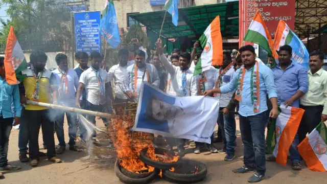 मुख्यमंत्री नवीन पटनायक का पुतला फूंकते कांग्रेस कार्यकर्ता.