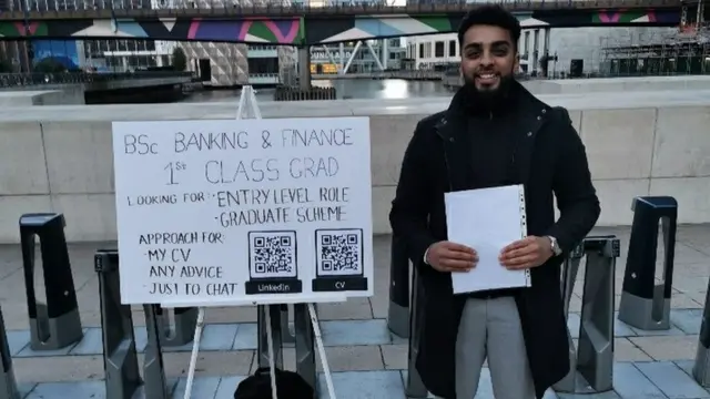 حیدر ملک کینیری وارف سٹیشن کے باہر