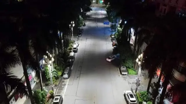 စားသောက်ကုန်ကလွဲပြီး စာသင်ကျောင်း၊ ရုံး၊ ကုမ္ပဏီ အပါအဝင် အားလုံး ရွှေလီလော့ခ်ဒေါင်းမှာ ပိတ်ထားကြရပါတယ်။