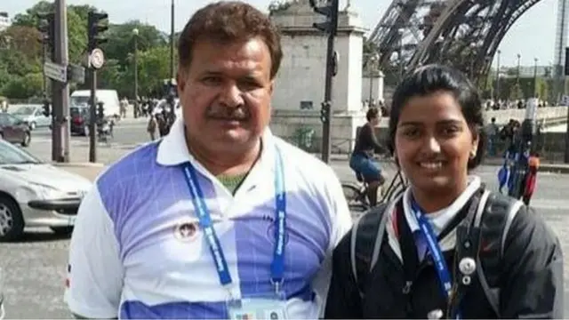 दीपिका कुमारी अपने कोच धर्मेंद्र तिवारी के साथ