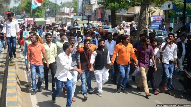 दलितों के प्रदर्शन के विरोध में रैली