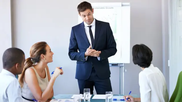 Un hombre haciendo una presentación en la oficina.