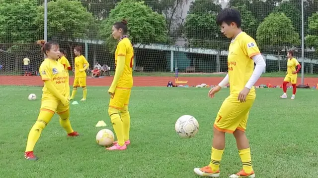 "Nam thì được đầu tư nhiều hơn nữ, tức là nhiều các khoản đầu tư hay tài trợ cho bóng đá nam hơn so với bóng đá nữ.