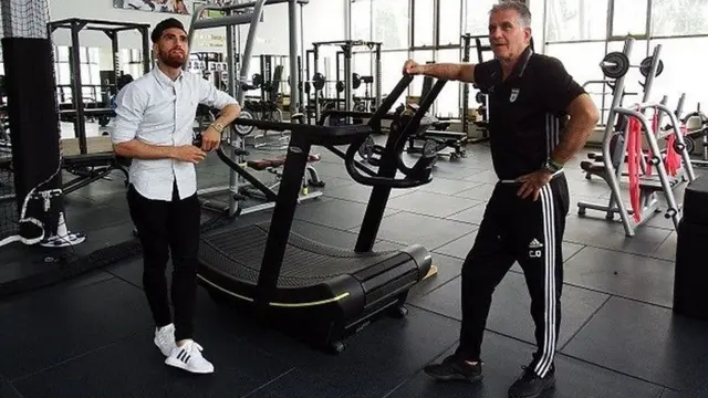 کی‌روش و علیرضا جهانبخش در ساختمان پک