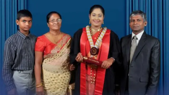 ආචාර්ය බුද්ධිමා සුබසිංහ පේරාදෙණිය විශ්ව විද්‍යාලයෙන් ආචාර්ය උපාධිය ලද දිනයේ පවුලේ සාමාජිකයන් සමග.