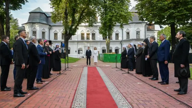 Президент та перша леді взяли участь у молебні за встановлення миру в Україні
