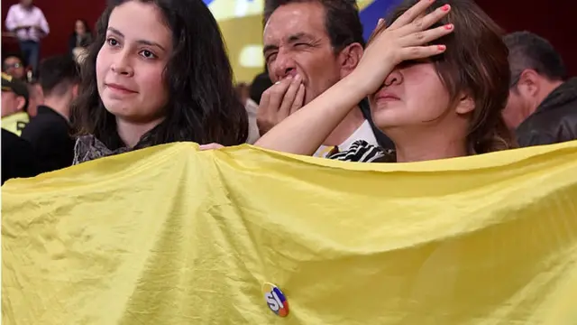 Simpatizantes del "sí" reaccionan a la victoria del "no" en el plebiscito por la paz en Colombia.