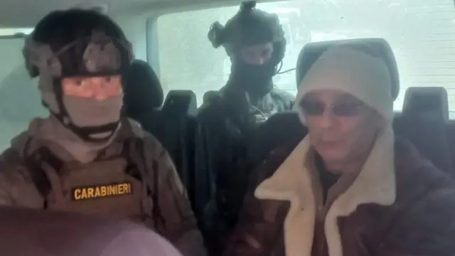 Messina Denaro (kanan) setelah ditangkap pada Senin (16/01).