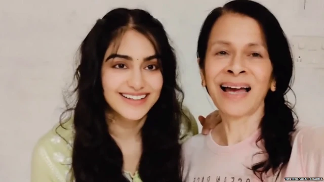 अपनी माँ के साथ अदा शर्मा