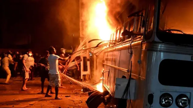 இலங்கையில் ஜனாதிபதி வீட்டின் முன் நள்ளிரவில் வெடித்த வன்முறை