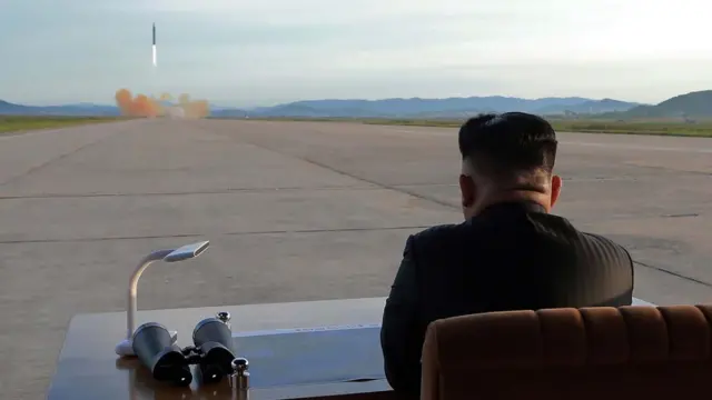 Kim Jong-un supervisiona um balístico