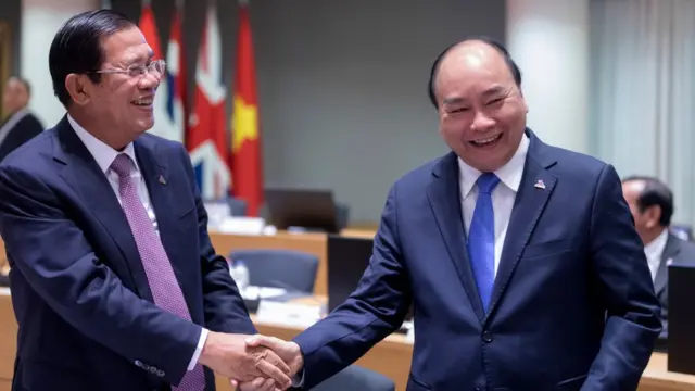 Ông Nguyễn Xuân Phúc (phải)