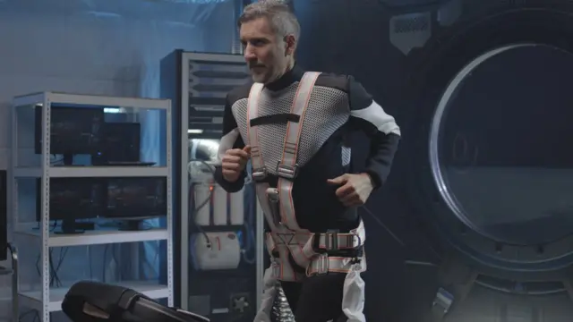 Astronauta ejercitando