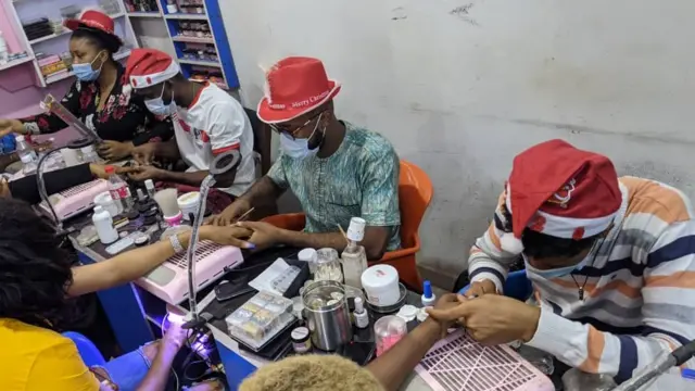 Ndi na-achọ mma mbọ aka