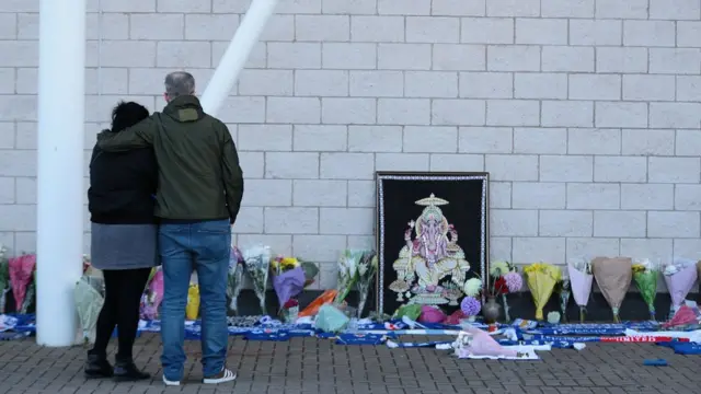 هواداران لستر دسته گل‌هایی را کنار ورزشگاه کینگ پاور قرار داده‌اند