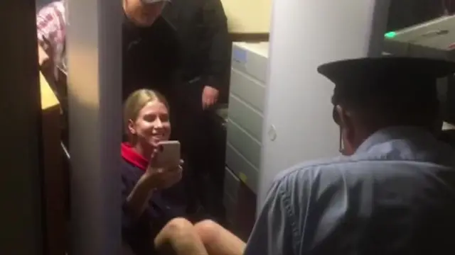 Sobol fue sacada a rastras por la policía, en un sofá, el 26 de julio