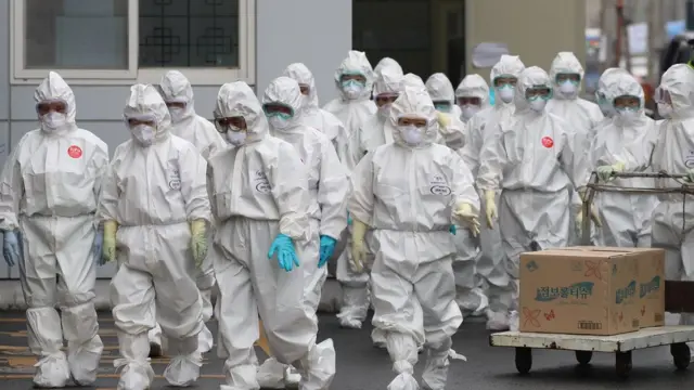 지난 27일 오전 신종 코로나바이러스 감염증(코로나19) 지역거점병원인 대구 중구 계명대 대구동산병원에서 시설팀 직원들이 완치자 퇴원 후 코로나19 확진자 병상 청소를 위해 격리병동으로 향하고 있다