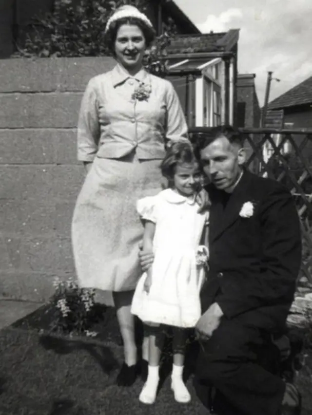 Tereza Mej kao dete, sa roditeljima.