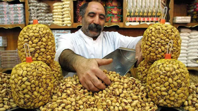 بعضی از فروشندگان میزان اقلام مخلوط شده و مرغوبیت آجیل را دلیل اصلی تفاوت قیمت در نقاط مختلف شهر عنوان کرده‌اند.