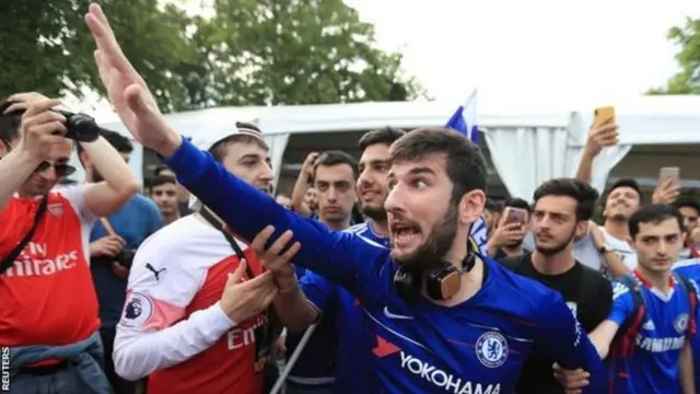 Bishoboka ko ku kibuga cya Baku - cyakira abantu ibihumbi 70 - haza kuba hari abafana ibihumbi bitanu ba Chelsea na Arsenal bose hamwe