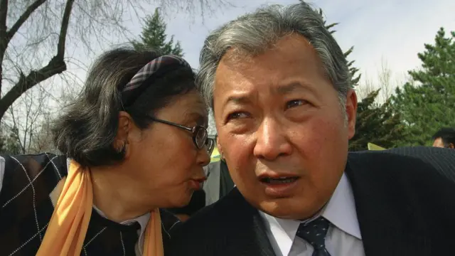 2005 йилги норозилик етакчилари Роза Отунбаева ва Қурманбек Бакиев