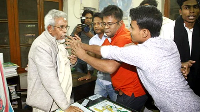 আবুল আসাদকে অফিস থেকে বের করে নিয়ে যাওয়া হচ্ছে।