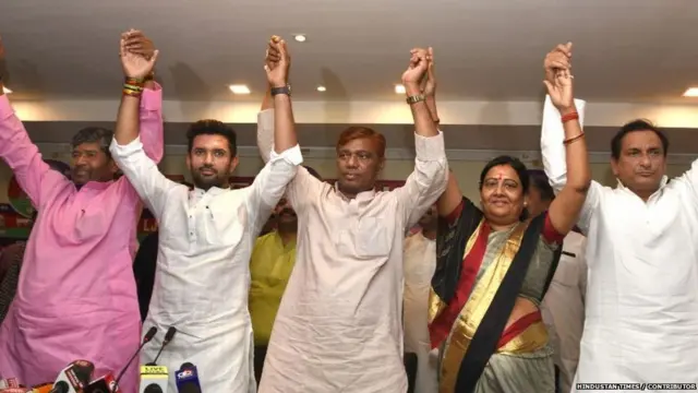 चिराग पासवान अपने चाचा पशुपति नाथ पारस (सबसे बाएं), चाचा राम चंद्र पारस (बीच में), सांसद वीणा देवी और महबूब अली कैसर (सबसे दाएं) के साथ