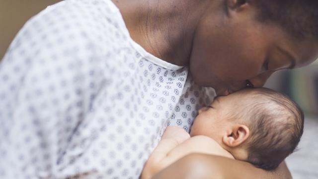 Mãe beija testaapps de apostas para ganhar dinheirobebê recém-nascido