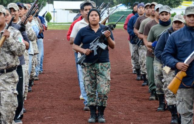 A milícia de Cherán treina para um desfile