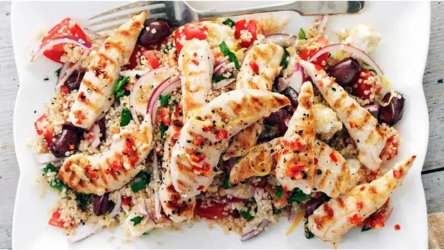 Un régime méditerranéen typique comprend beaucoup de légumes, de fruits, de haricots, de céréales et de produits céréaliers,