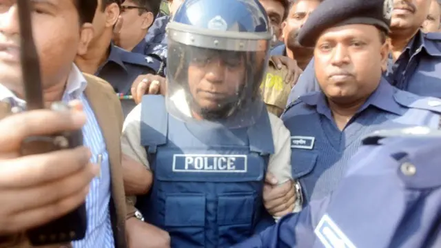 নূর হোসেনকে আনা হয় মাথায় হেলমেট পরিয়ে।