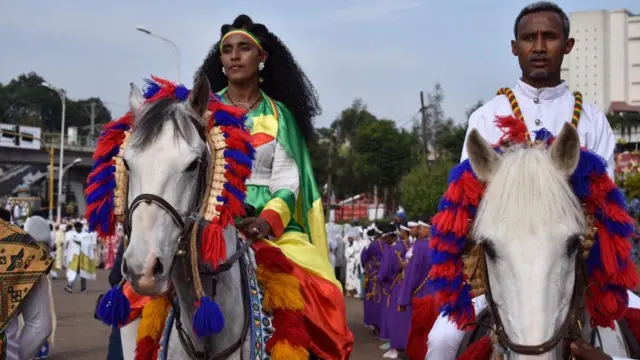 በመስቀል አደባባይ በዓሉን ለማክበር ከተገኙት መካከል በተሸለመ ፈረስ ላይ የተቀመጡት ይገኙበታል