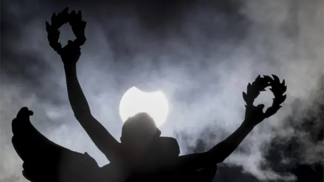 Так драматично часткове затемнення виглядало у Брюсселі. Фото Олівера Хослета